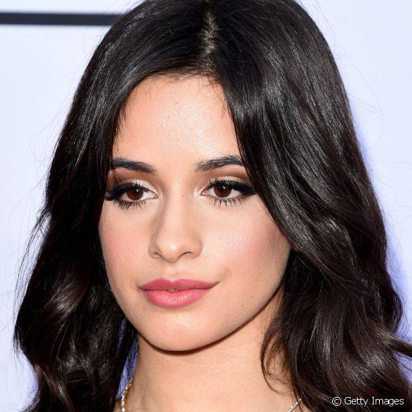 No Billboard Music Awards 2015, Camila Cabello valorizou a pele com iluminador e os olhos com delineado gatinho e esfumado marrom (Foto: Getty Images)